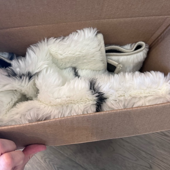 Ruggable Moroccan Zigzag Plush Black and white chevron plush 3x5 mat and cover - Picture 4 of 7